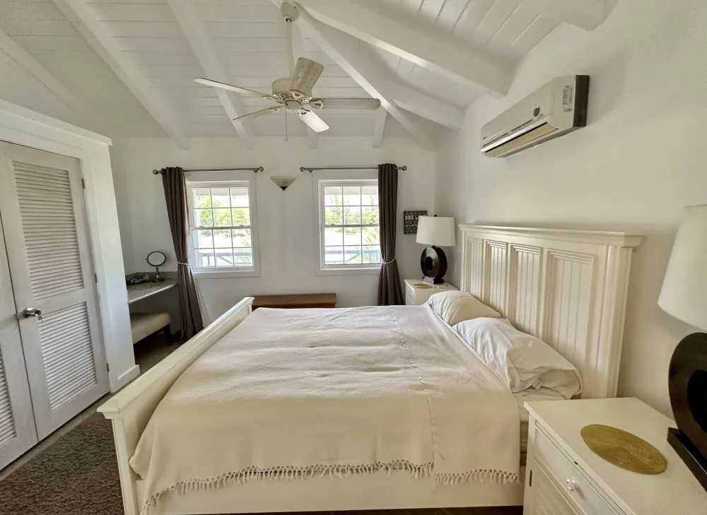 Luxurious Pelican House: Stunning 6-Bedroom Beach Property